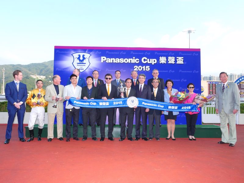 Panasonic Corporation中國及東北亞洲總代表大澤英俊先生(右五)、蒙德揚先生(右四)及蒙倩兒女士(右二)分別頒發獎盃予勝出馬主、練馬師及騎師。